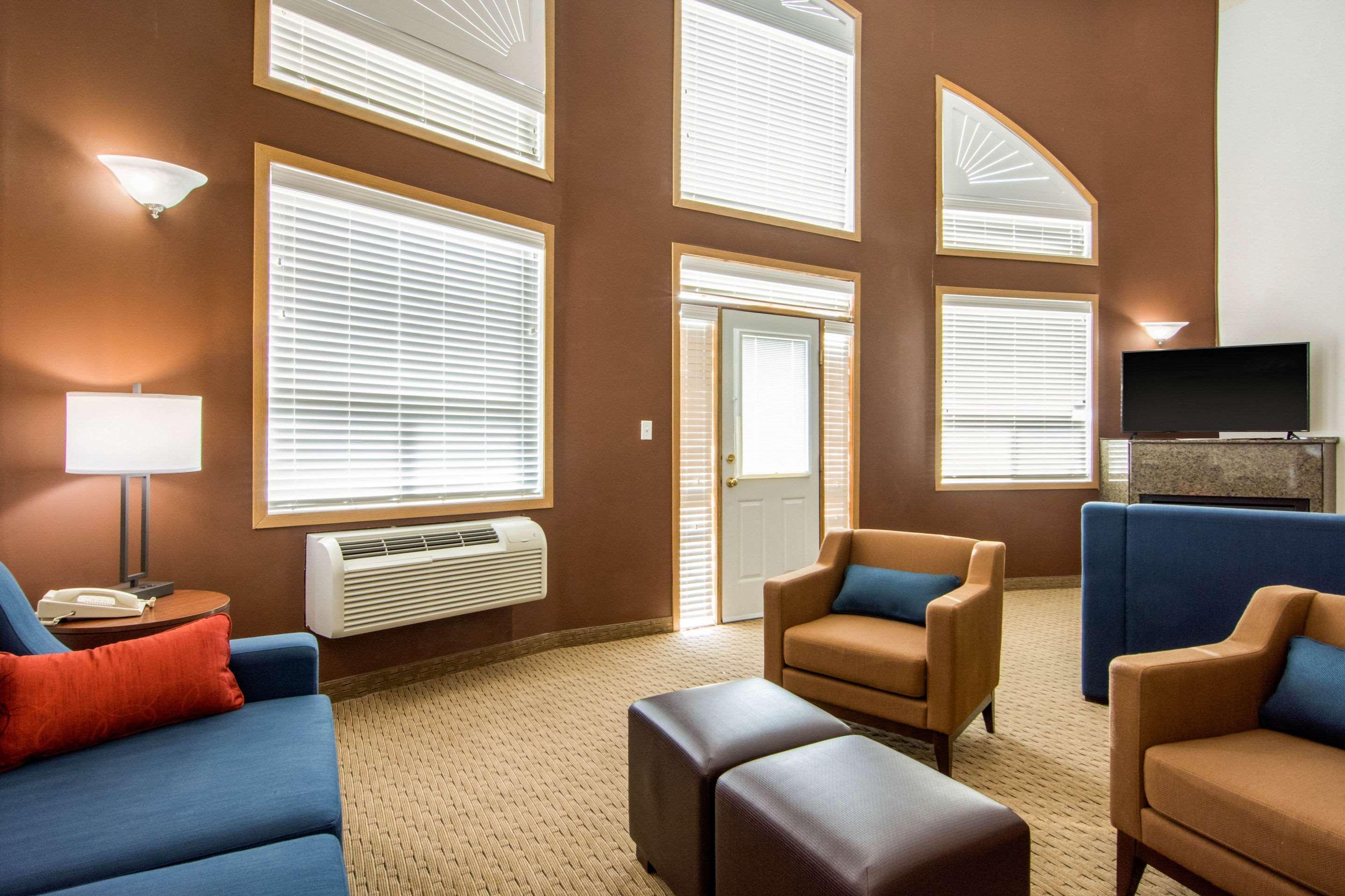 Comfort Inn&Suites Medicine Hat Exterior foto